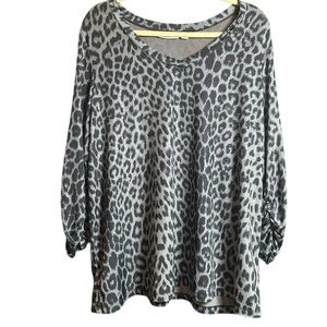 Susan Graver Printed Foiled Knit V-neck 3/4 Sleeve Top. Black & Grey. Size 1X